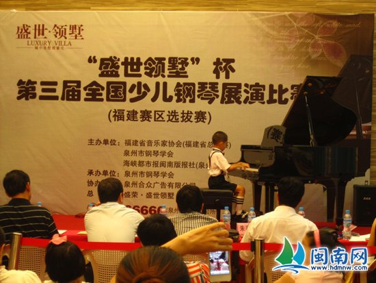 8人小鬼大，這琴?gòu)椀锰蟹秲毫? /></p>
<p align=