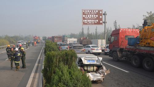 10月1日，吳忠市消防支隊官兵在現(xiàn)場救援。新華社發(fā)