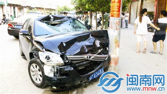 當(dāng)時(shí)男子開(kāi)著這輛小車(chē)到這里，結(jié)果遇見(jiàn)警察攔截