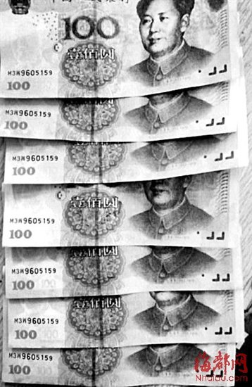 蘇先生向記者出示的假鈔，號碼都一樣