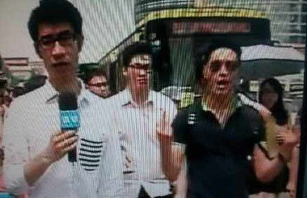 猥瑣“黑超男”直播公然豎中指