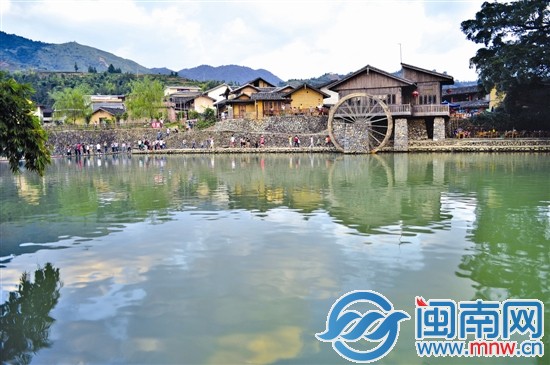 游客們游逛漳州云水謠景區(qū)