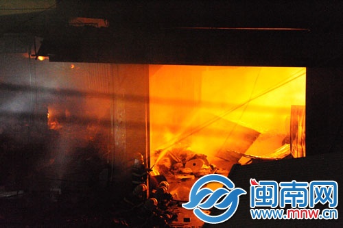 倉庫火勢很旺，消防員用水槍壓制