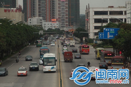 昨日下午4時(shí)許，324國道泉州段，進(jìn)出城車輛增多