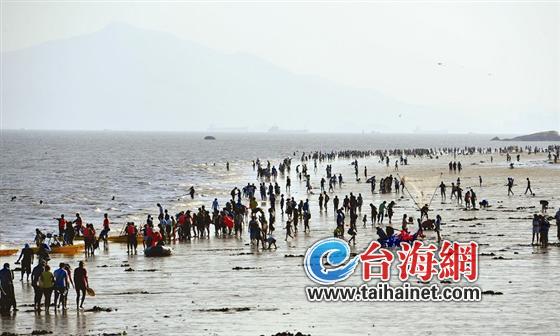 “一國兩制”沙灘上的游人