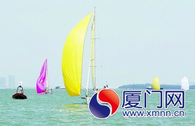 參賽選手在五緣灣競速角逐