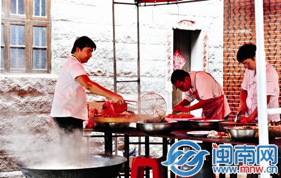 這個臨時架起來的廚房，是他們的工作現(xiàn)場