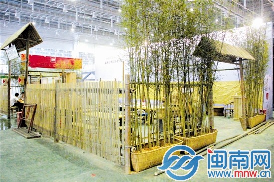 茶博會(huì)展區(qū)里，籬笆、小樹(shù)做成的展館猶如走進(jìn)鄉(xiāng)野人家