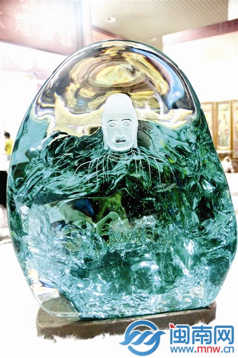 琉晶制成的150公斤重的佛像帶有3D效果