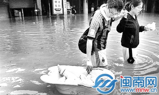 前日，余姚市民錢先生夫婦用澡盆帶著僅三個月大的兒