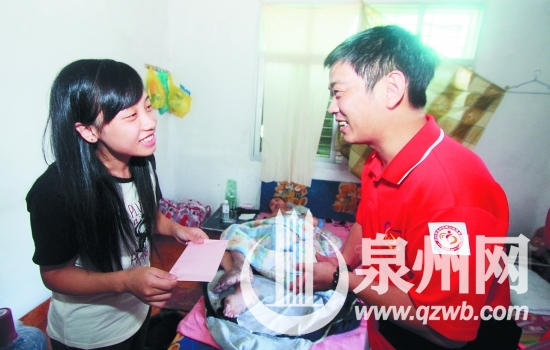 愛心人士看望王琳芳父女，并送上愛心款