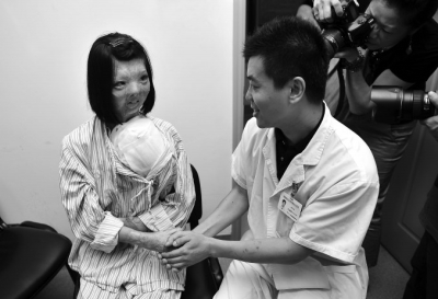 醫(yī)生鼓勵(lì)燒傷少女要堅(jiān)強(qiáng)