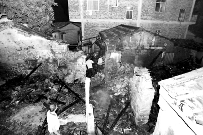 美林街道松嶺村民房火災(zāi)現(xiàn)場(chǎng)一片狼藉