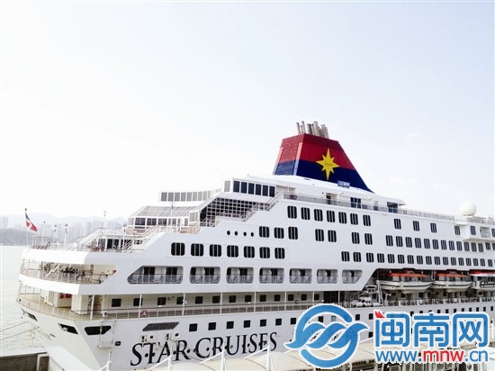 首發(fā)團(tuán)1200多名游客乘坐麗星郵輪開(kāi)展為期4天的環(huán)海