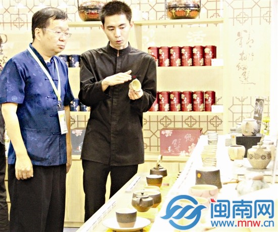 茶博會(huì)展區(qū)里，客商熱切交談著
