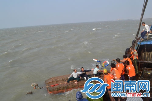 幾次努力后，救援人員才將三人救起