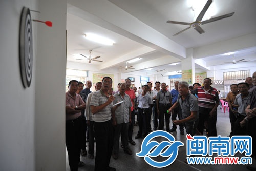 飛鏢比賽，老人們玩得很開心