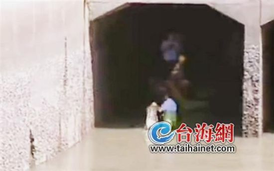 民警正在涵洞里撈尸體