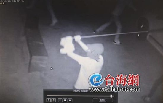 蒙面男持大刀砸店砸車其中一名男子赤裸著上身