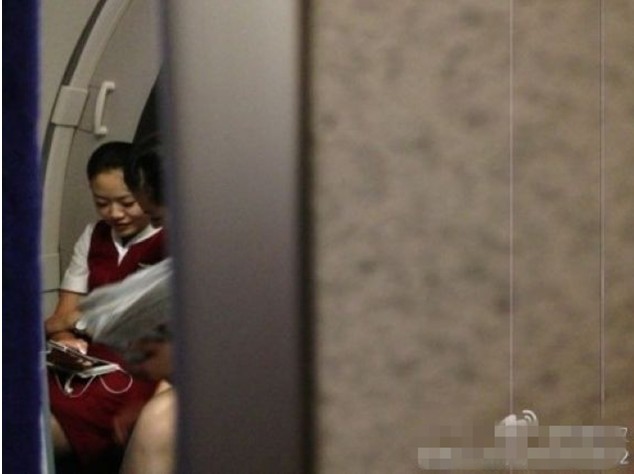 空中玩手機空姐1