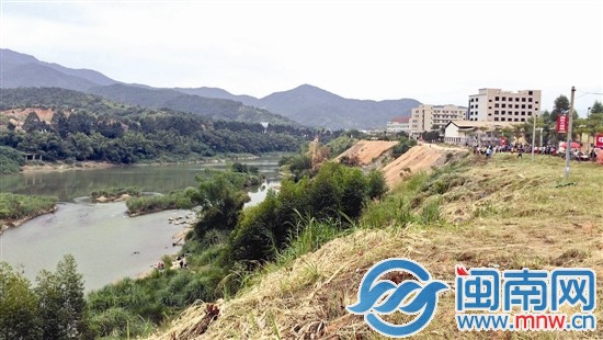 通往事發(fā)地有條土路，周圍沒有任何警示標(biāo)志