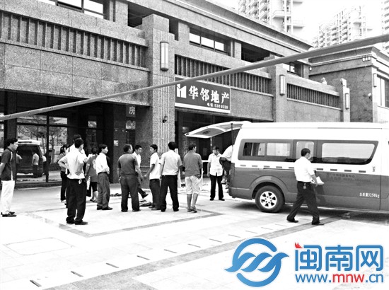 商鋪挑高約五六米,死者就是從2樓摔下來的