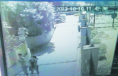 監(jiān)控錄像中看到疑似兇手和被害人的身影，不過這并未