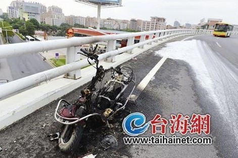 半裸男立交橋上燒摩托后欲輕生