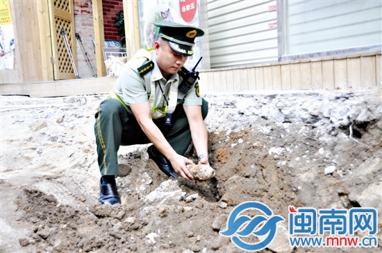 民警現(xiàn)場(chǎng)處理迫擊炮彈