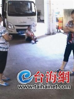 工人被激怒躺公司車下討薪