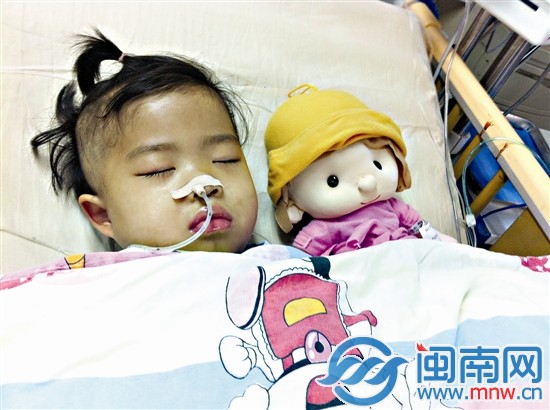 小佳怡病情暫時較為穩(wěn)定，昨日在午睡