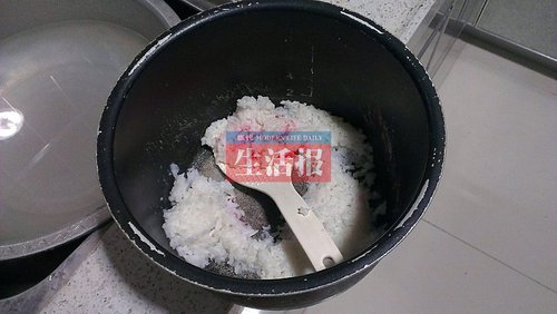 劉女士家的剩飯開(kāi)始只是出現(xiàn)了一點(diǎn)紅色