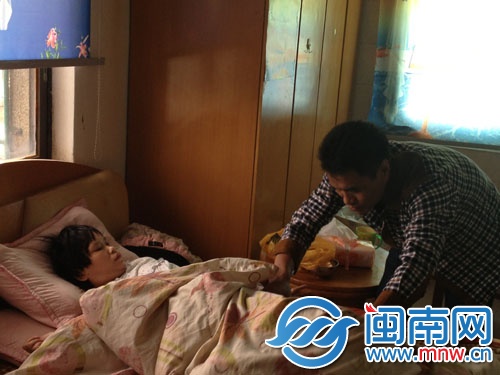 妻子因腦出血致右半身癱瘓，生活起居都需要唐某偉照顧