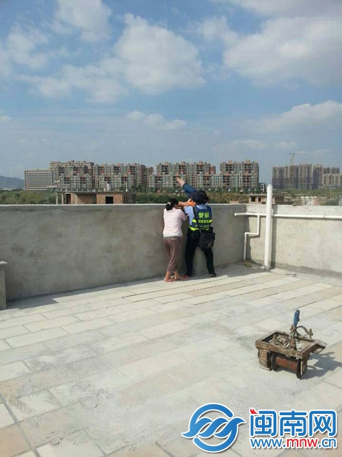 民警緊急救下輕生女孩