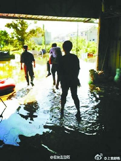 王銀輝出示“當(dāng)事布鞋”1