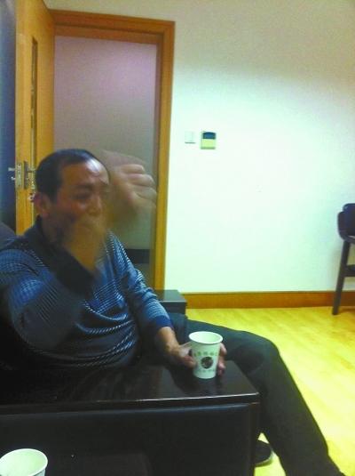 王銀輝出示“當(dāng)事布鞋”2