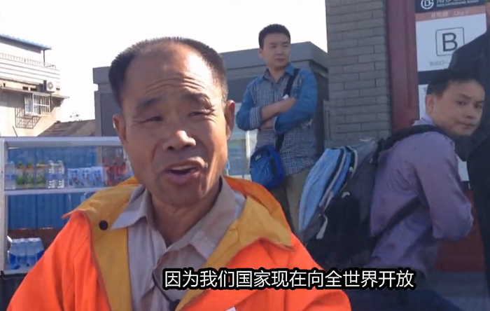 北京掃街老人英語交流走紅外國(guó)網(wǎng)絡(luò)5