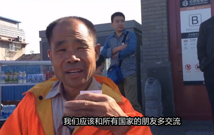 北京掃街老人英語交流走紅外國(guó)網(wǎng)絡(luò)6