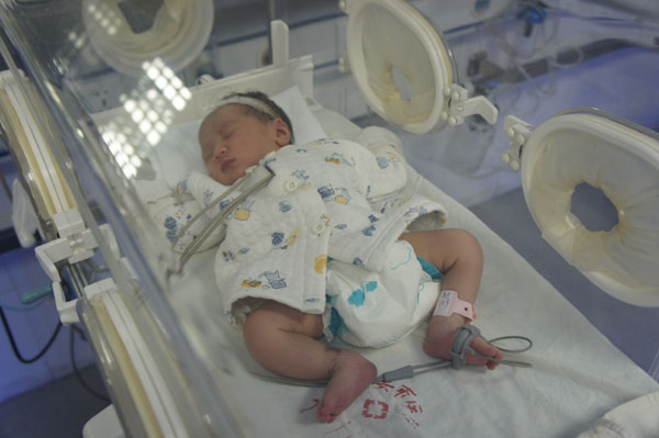 昨日，女嬰在醫(yī)院檢查身體