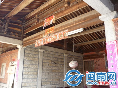 紅磚老宅內(nèi)木雕精美