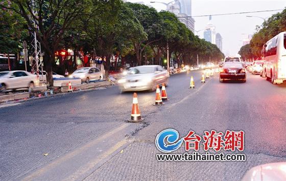 湖濱南路低洼路段正在實(shí)施墊高工程