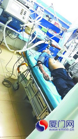 正在急診室接受搶救的小李