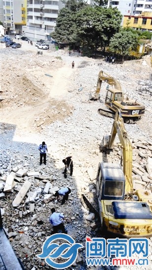 警方正在現(xiàn)場(chǎng)調(diào)查取證