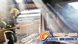 消防官兵正在現(xiàn)場進行清理