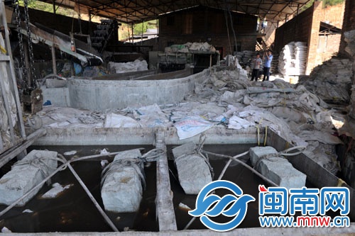 塑料廠內(nèi)堆滿各種編織袋