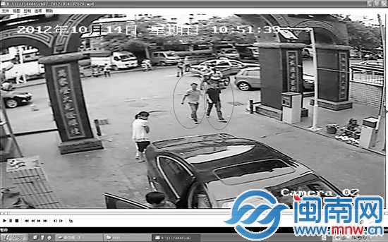 監(jiān)控錄像顯示嫌犯(畫圈處)在馬垅社出現(xiàn)
