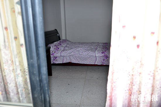 湖南貧困村“值班室”配雙人床，床上已經(jīng)鋪好了被子