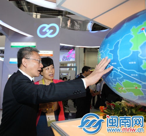 國家新聞出版廣電總局副局長鄔書林(左)在展廳現場