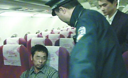 民警正勸說(shuō)“霸占”飛機(jī)的男子