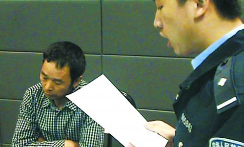 民警宣讀拘留處罰書通訊員 陳昌海 記者 龍?jiān)谌?攝